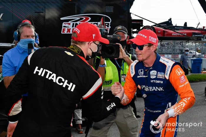 Campeón Scott Dixon, Chip Ganassi Racing Honda, y el ganador de la carrera Josef Newgarden, Team Penske Chevrolet