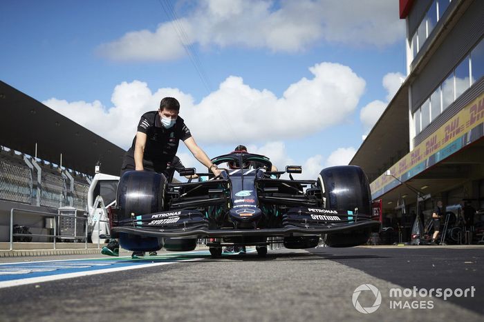 Mecánicos con el monoplaza de  Valtteri Bottas, Mercedes F1 W11, en el pit lane