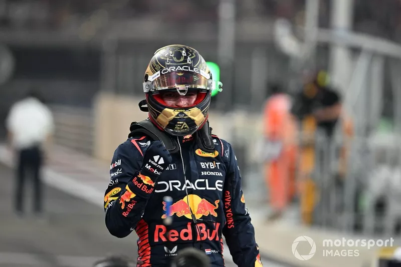 Il poleman Max Verstappen, Red Bull Racing, festeggia in parco chiuso 