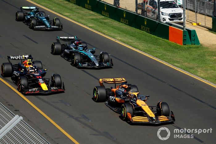 Oscar Piastri, McLaren MCL38 Sergio Pérez, Red Bull Racing RB20 y George Russell, Mercedes F1 W15