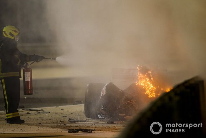 Oficiales de pista apagan el fuego del monoplaza de Romain Grosjean, Haas VF-20
