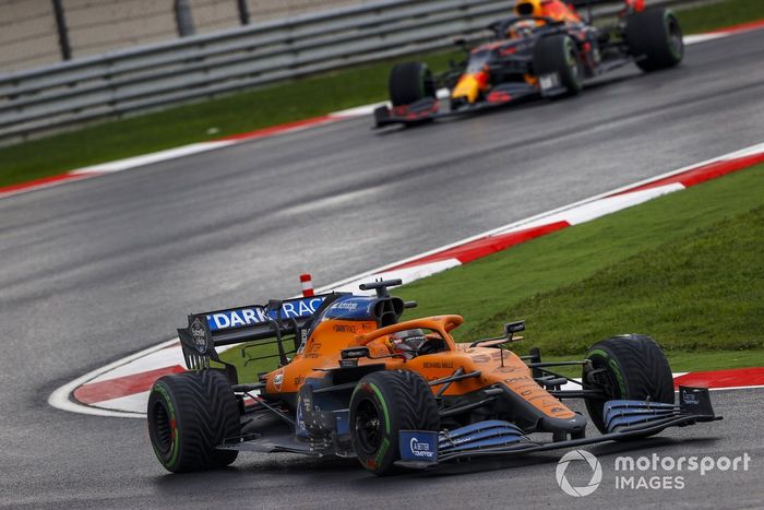 Carlos Sainz Jr., McLaren MCL35, Max Verstappen, Red Bull Racing RB16