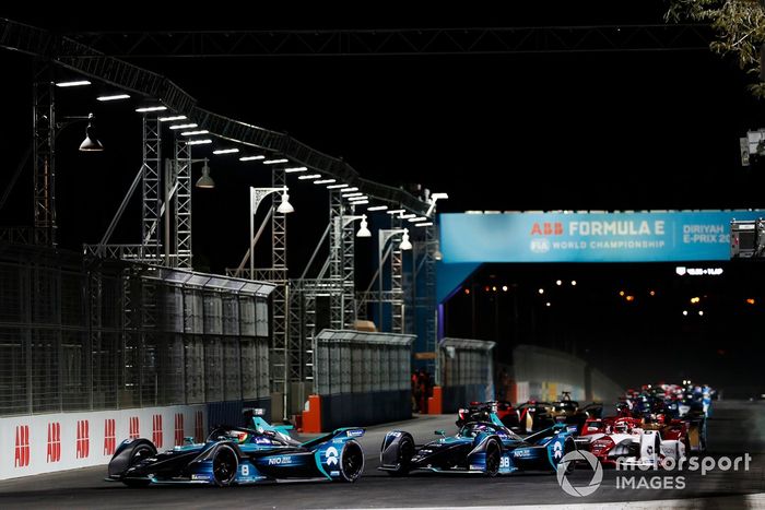 Oliver Turvey, NIO 333, NIO 333 001 leads Tom Blomqvist, NIO 333, NIO 333 001 