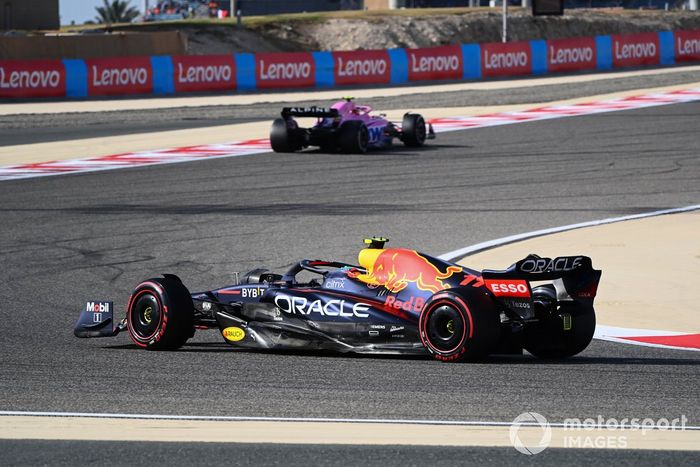 Esteban Ocon, Alpine A522, Sergio Pérez, Red Bull Racing RB18