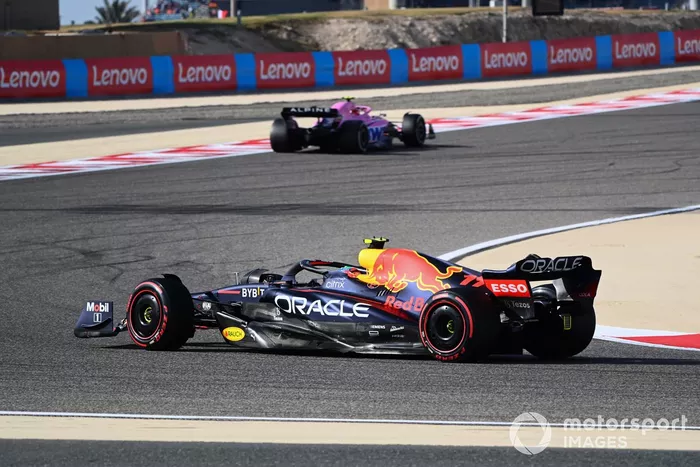 Esteban Ocon, Alpine A522, Sergio Pérez, Red Bull Racing RB18