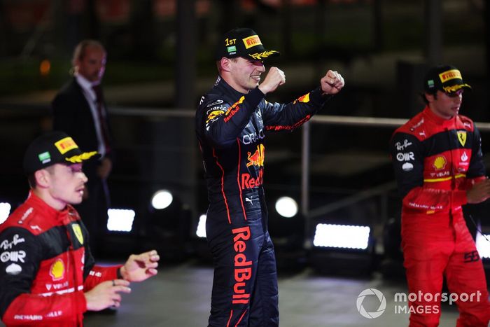 Charles Leclerc, Ferrari, segundo; Max Verstappen, Red Bull Racing, ganador; Carlos Sainz Jr., Ferrari, tercero, en el podio