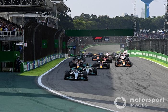 George Russell, Mercedes W13, Lewis Hamilton, Mercedes W13, Max Verstappen, Red Bull Racing RB18, Sergio Pérez, Red Bull Racing RB18, Charles Leclerc, Ferrari F1-75, Lando Norris, McLaren MCL36, el resto en la salida