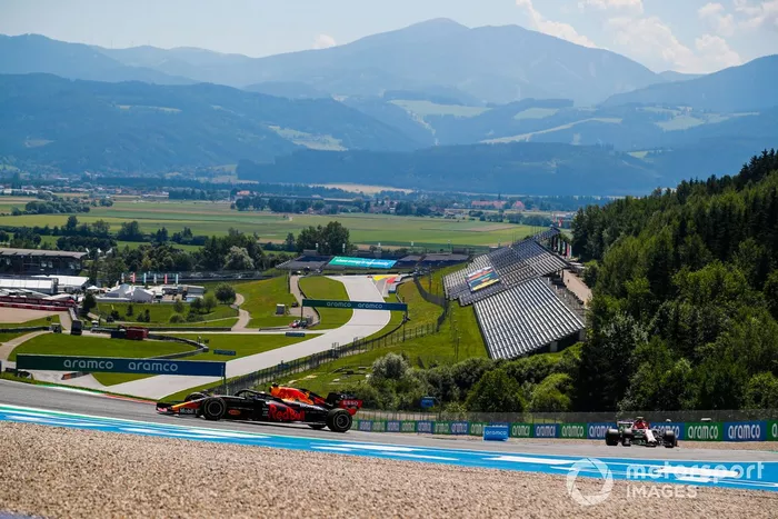 Alex Albon, Red Bull Racing RB16, Robert Kubica, Alfa Romeo Racing C39