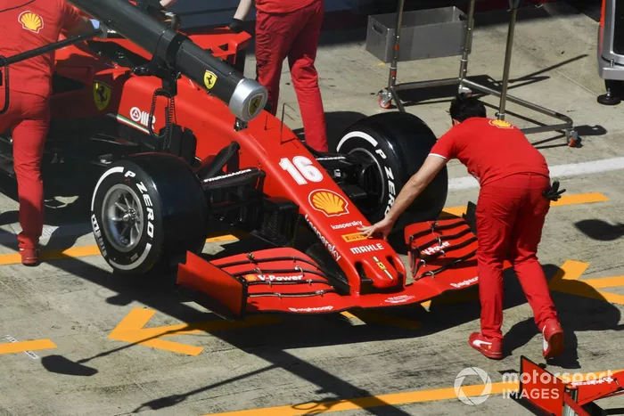 Les mécaniciens poussent la monoplace de Charles Leclerc, Ferrari SF1000