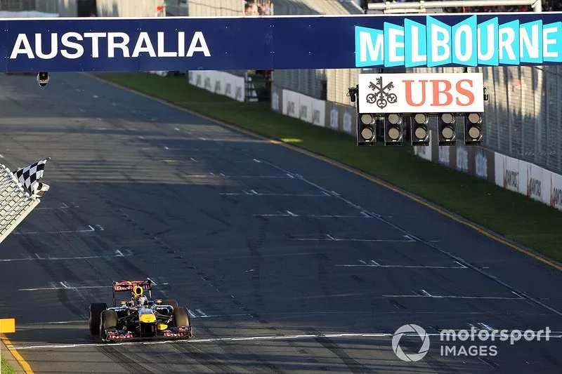 Le vainqueur Sebastian Vettel, Red Bull Racing RB7 passe sous le drapeau à damier