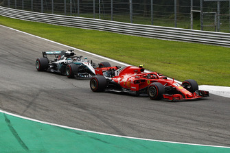 Kimi Raikkonen, Ferrari SF71H ve Lewis Hamilton, Mercedes AMG F1 W09 battle