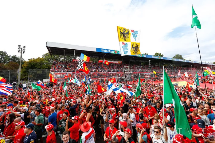 El público ante el podio de Monza