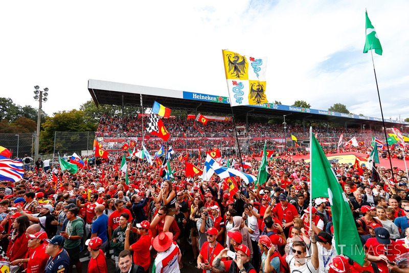 El público ante el podio de Monza