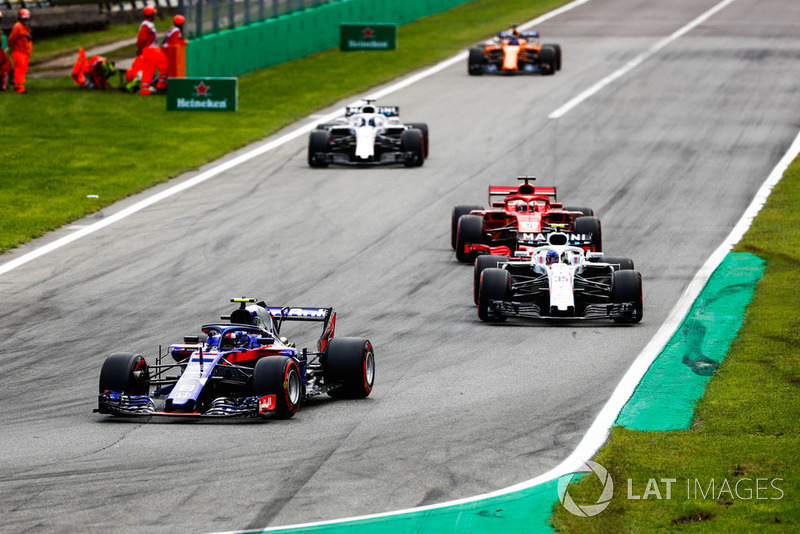 Pierre Gasly, Toro Rosso STR13, leads Sergey Sirotkin, Williams FW41, Sebastian Vettel, Ferrari SF71H, Lance Stroll, Williams FW41, and Fernando Alonso, McLaren MCL33