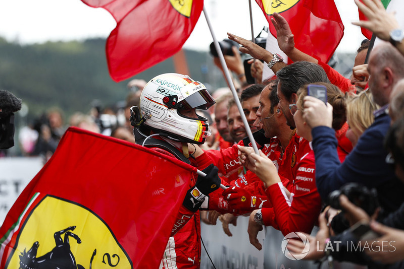 Sebastian Vettel, Ferrari, celebra la victoria en el parque cerrado