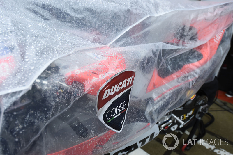 Мотоцикл Ducati, вкритий від дощу
