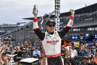 Brad Keselowski, Team Penske, Ford Fusion Discount Tire celebrates his win