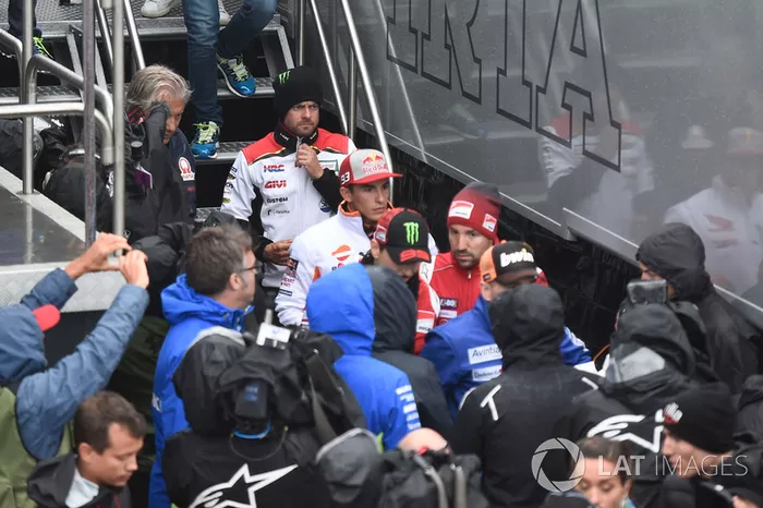 Cal Crutchlow, Team LCR Honda, Marc Marquez, Repsol Honda Team, saliendo de la reunión de seguridad 