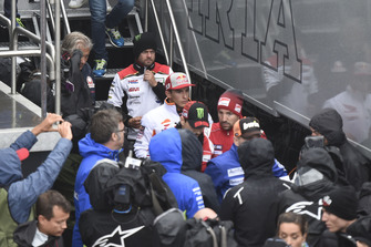 Cal Crutchlow, Team LCR Honda, et Marc Marquez, Repsol Honda Team, quittent la réunion de la Commission de sécurité