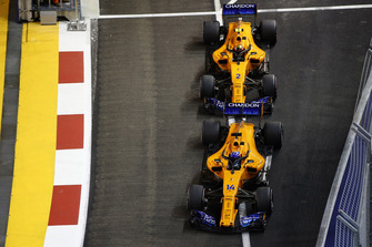 Фернандо Алонсо, McLaren MCL33, попереду Стоффеля Вандорна, McLaren MCL33