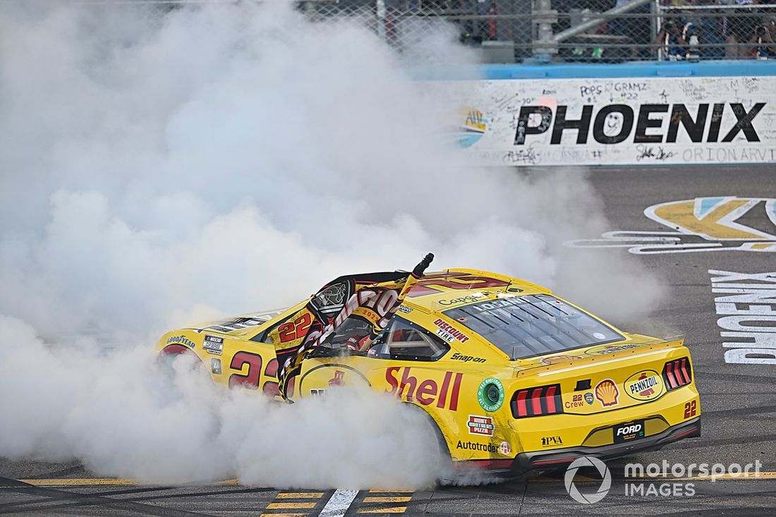 Joey Logano, Team Penske, Shell Pennzoil Ford Mustang, wygrywa Mistrzostwa Nascar Cup 2024