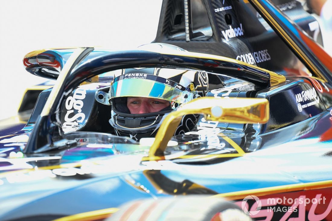 Maximilian Gunther, de Alemania y DS Penske, observa mientras se prepara para conducir el coche.