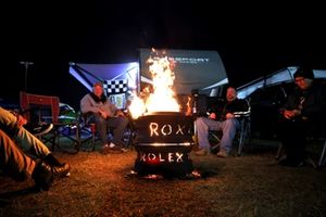 Abanicos alrededor de una hoguera 