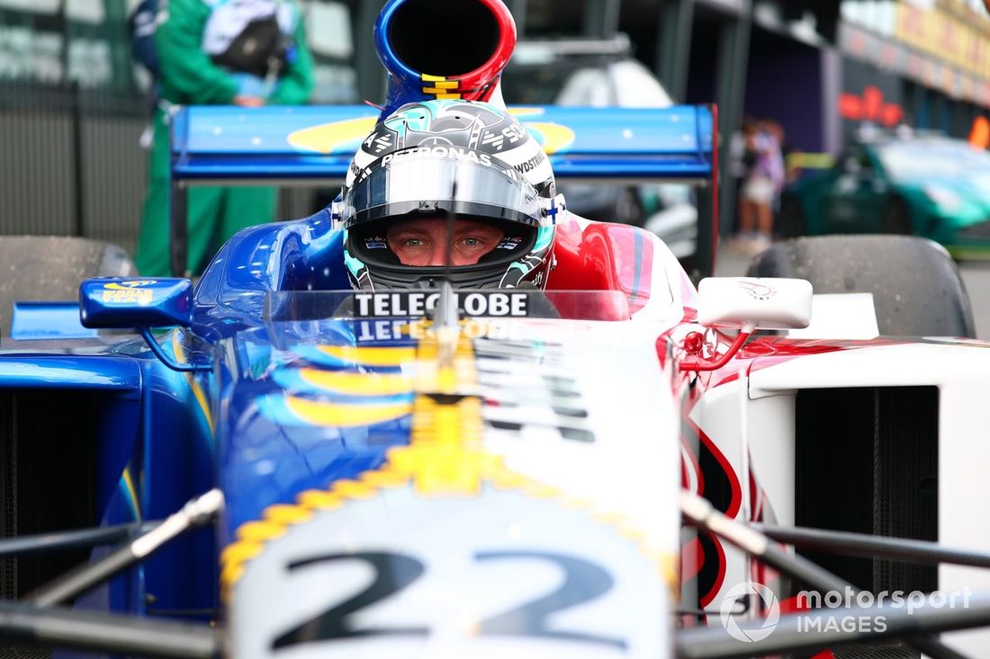 Valtteri Bottas prowadzi BAR 001 