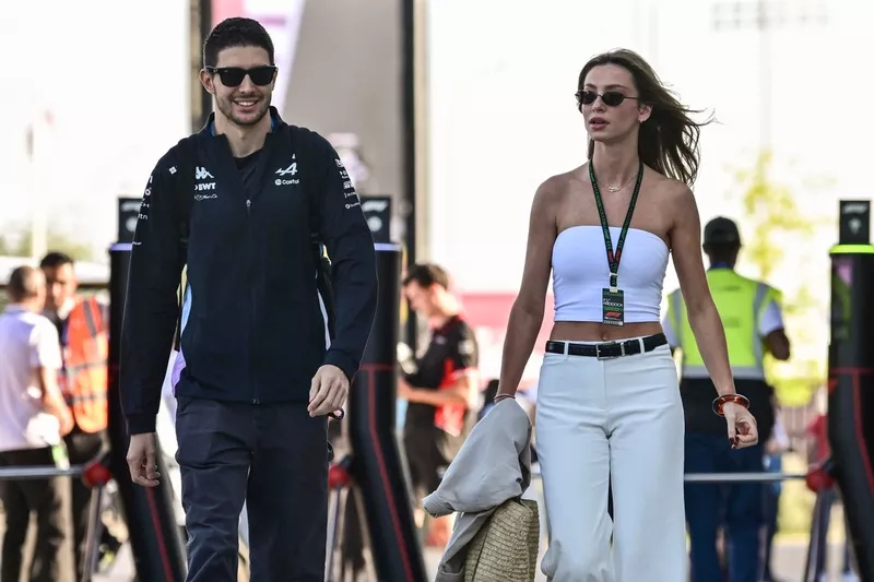 Esteban Ocon, Alpine F1 Team avec sa petite amie Flavy Barla