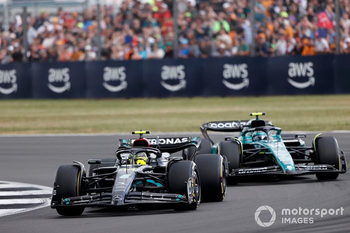 Lewis Hamilton, Mercedes F1 W14, Fernando Alonso, Aston Martin AMR23