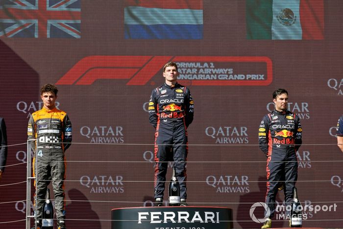 Lando Norris, McLaren, 2ª posición, Max Verstappen, Red Bull Racing, 1ª posición, Sergio Pérez, Red Bull Racing, 3ª posición, en el podio.