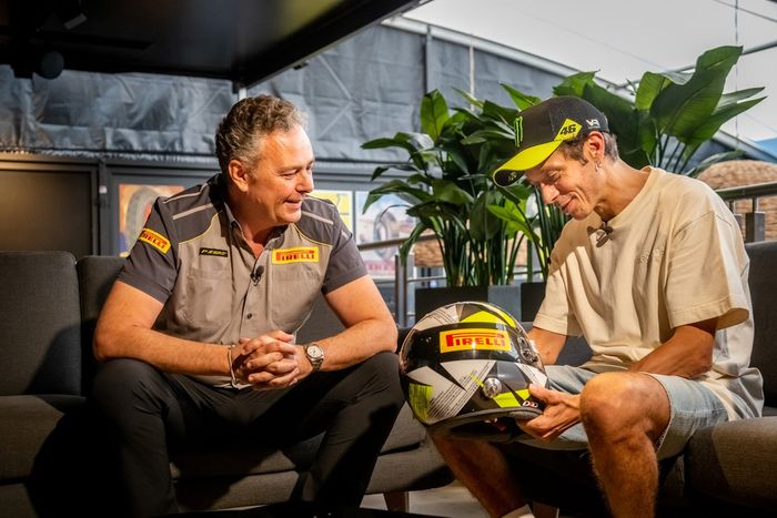 Valentino Rossi y Mario Isola, director de Pirelli Motorsport