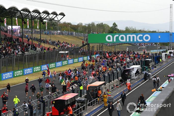 Los aficionados invaden el circuito para la ceremonia del podio