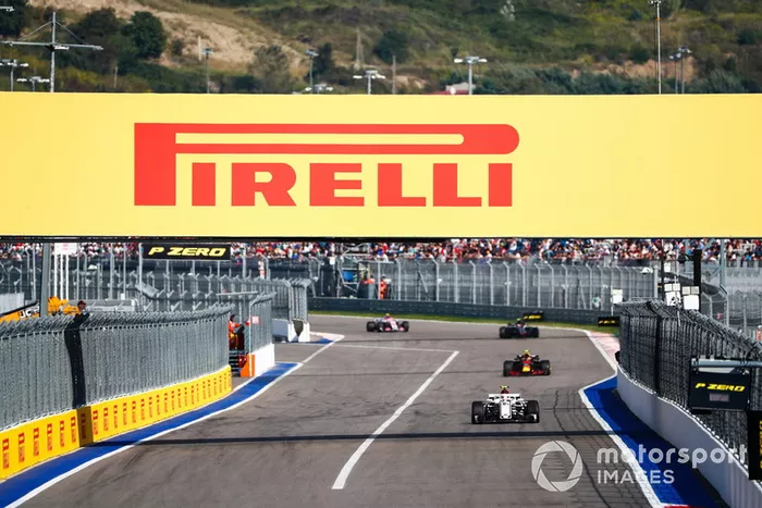 Charles Leclerc, Sauber C37, lidera a Max Verstappen, Red Bull Racing RB14