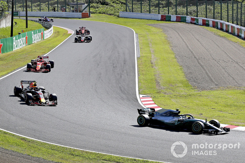 Valtteri Bottas, Mercedes AMG F1 W09 ve Max Verstappen, Red Bull Racing RB14