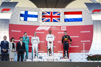 Winnaar Lewis Hamilton, Mercedes AMG F1 op het podium met Valtteri Bottas en Max Verstappen, Red Bull Racing