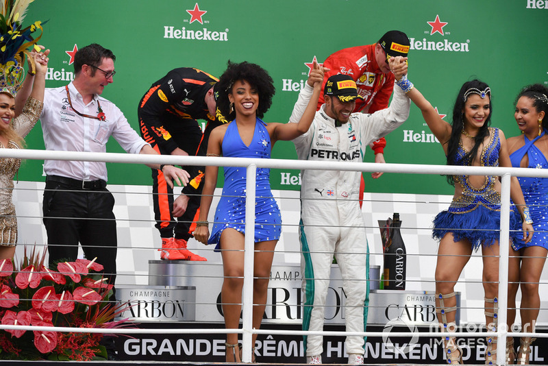 Il vincitore della gara Lewis Hamilton, Mercedes AMG F1, festeggia sul podio con Andy Shovlin, Chief Engineer, Mercedes-AMG F1, e le ballerine di samba