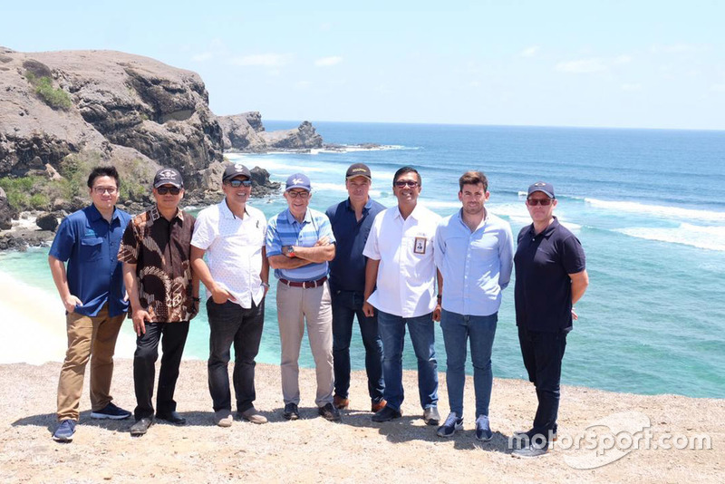 Carmelo Ezpeleta, en el centro de la imagen, junto a los inversores y promotores del nuevo circuito de Lombok.