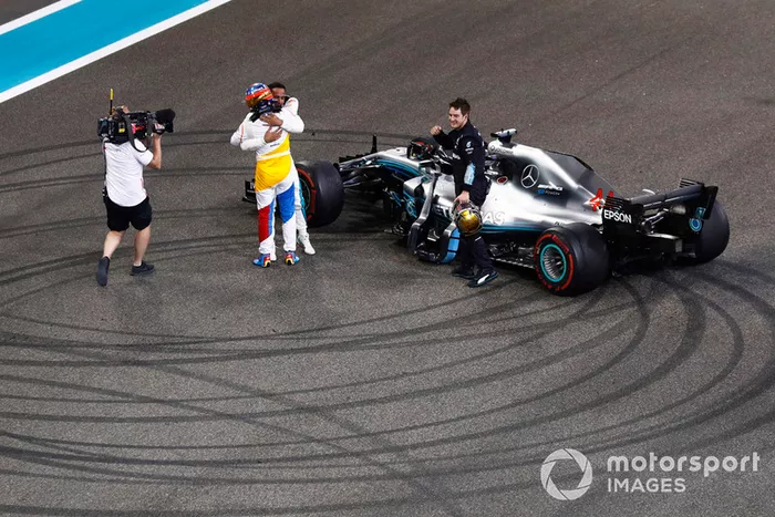 Fernando Alonso, McLaren, abraza a Lewis Hamilton, Mercedes AMG F1 W09 EQ Power+ al final