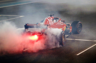 Sebastian Vettel, Ferrari SF71H, doet donuts