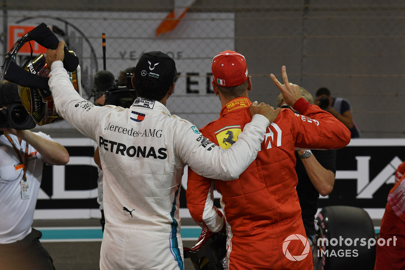 Ganador de la pole Lewis Hamilton, Mercedes AMG F1 y tercero Sebastian Vettel, Ferrari en Parc Ferme
