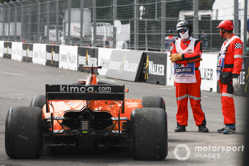 Alonso valt uit door brokstukken van de wagen van Ocon