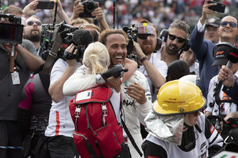 2018 F1 Dünya Şampiyonu Lewis Hamilton, Mercedes AMG F1 ve Angela Cullen, PA, physio , parc ferme