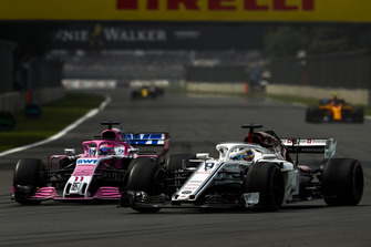 Marcus Ericsson, Sauber C37, battles with Sergio Perez, Racing Point Force India VJM11