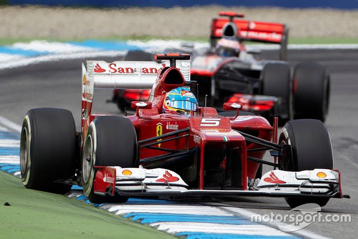 Fernando Alonso, Ferrari F2012 precede Jenson Button, McLaren MP4-27 Mercedes