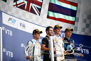 Podium: winnaar George Russell, ART Grand Prix, tweede Sergio Sette Camara, Carlin, derde Alexander Albon, DAMS