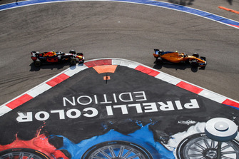 Stoffel Vandoorne, McLaren MCL33, leads Daniel Ricciardo, Red Bull Racing RB14