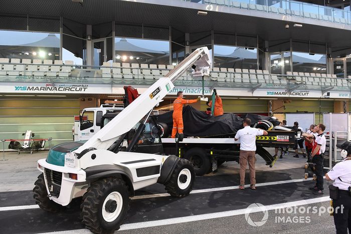 El coche de Kimi Raikkonen, Sauber C37 es regresado hasta los boxes