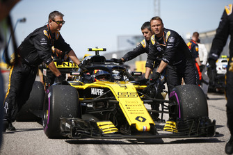 Carlos Sainz Jr., Renault Sport F1 Team R.S. 18, arriveert op de grid