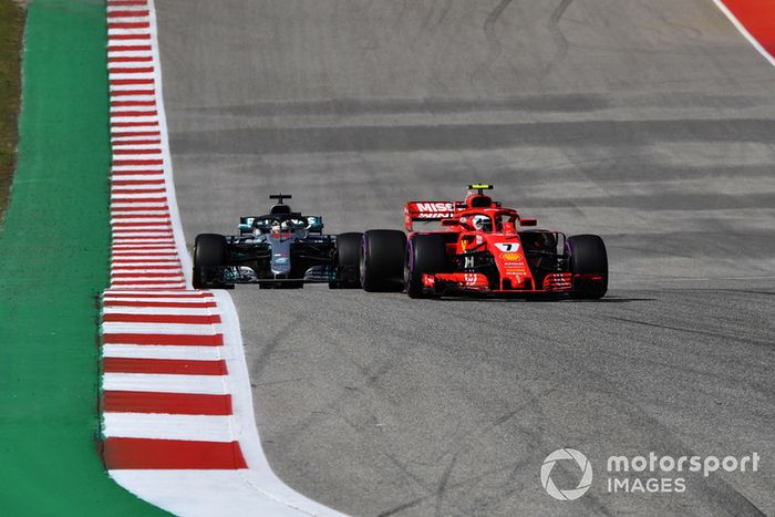 Kimi Raikkonen, Ferrari SF71H y Lewis Hamilton, Mercedes AMG F1 W09 EQ Power+ 